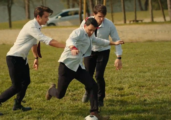 Onur Seyit Yaran es un apasionado del fútbol y le hemos podido ver practicarlo en 'Hermanos'