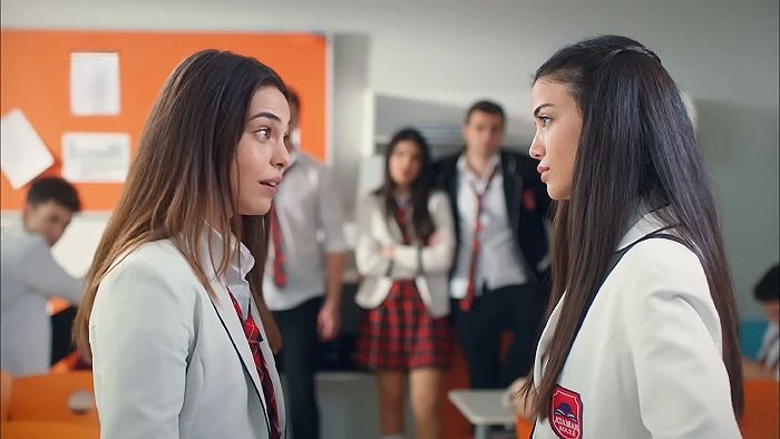 'Hermanos': Yasmin trata de humillar a Elif en el colegio