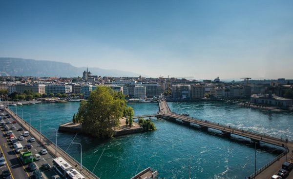 El lago a cuyas orillas se distribuye y los Alpes, con el Mont Blanc destacando, forman el espectacular paisaje sobre que se ha distribuido la cosmopolita y multicultural Ginebra
