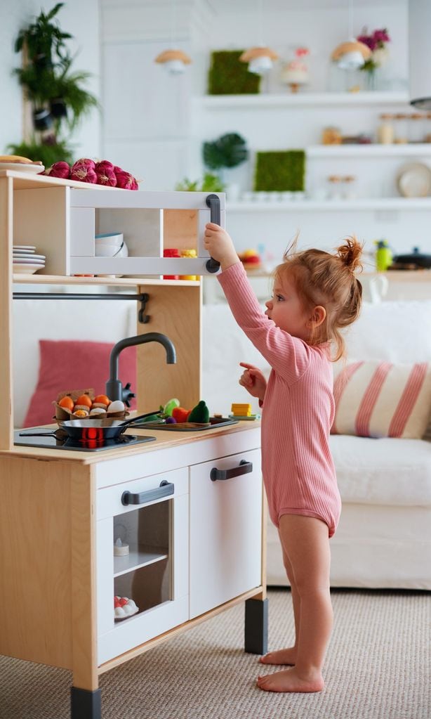 Niña jugando a las cocinitas