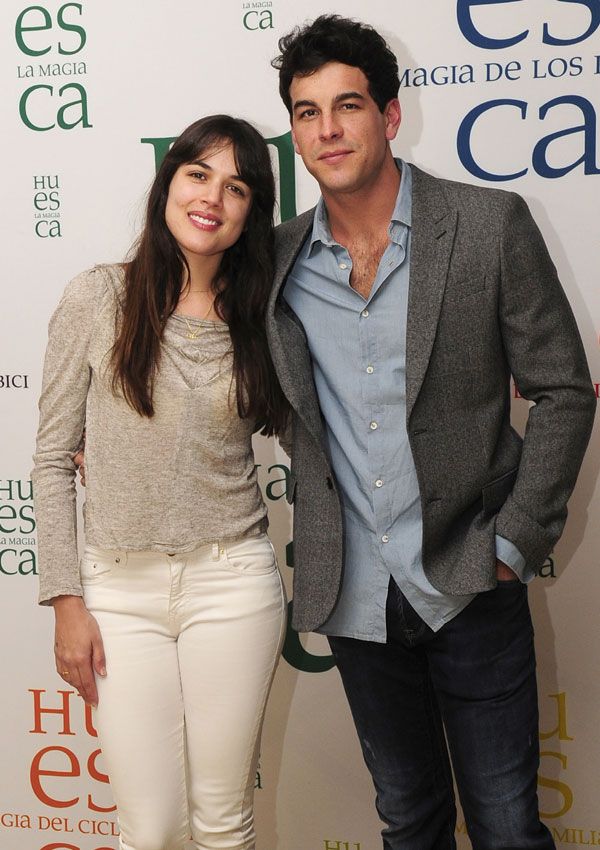 Adriana Ugarte y Mario Casas posan con motivo de la finalización del rodaje de la película 'Palmeras en la nieve'
