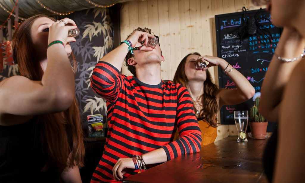 Adolescentes en un bar