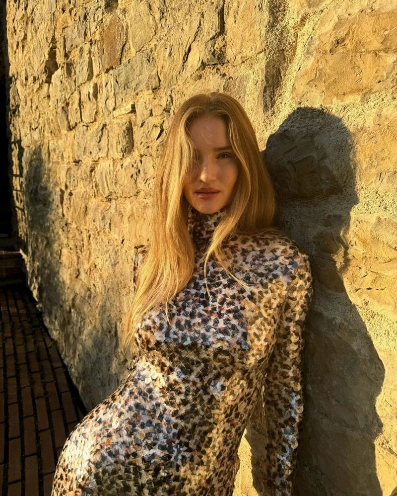 Las claves de Rosie Huntington-Whiteley para vestir elegante con 'animal print' y lentejuelas