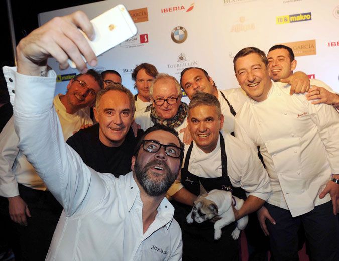 Juan Mari Arzak, Quique Dacosta, Grant Achatz, Joan Roca, Ángel León, Albert Adrià, Ricard Camarena, Andoni Luis Aduriz, Nandu Jubany y Dani García compartieron fogones en una noche única con el propio Ferran Adrià. En la imagen, Quique Dacosta inmortaliza esta velada mágica con un divertido 'selfie'. 
