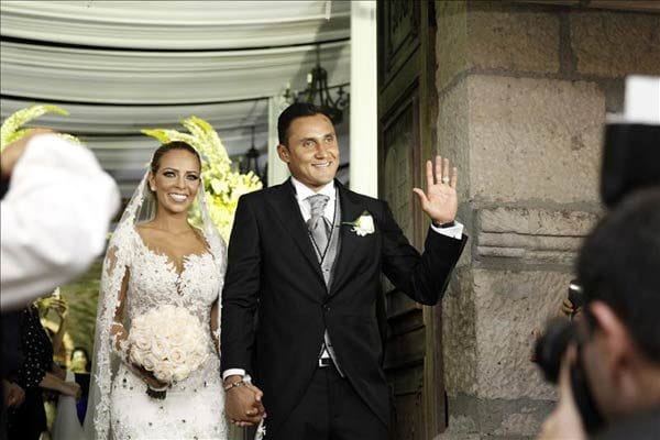 El portero del Real Madrid, Keylor Navas, se ha casado este sábado en una iglesia católica de Costa Rica con Andrea Salas
