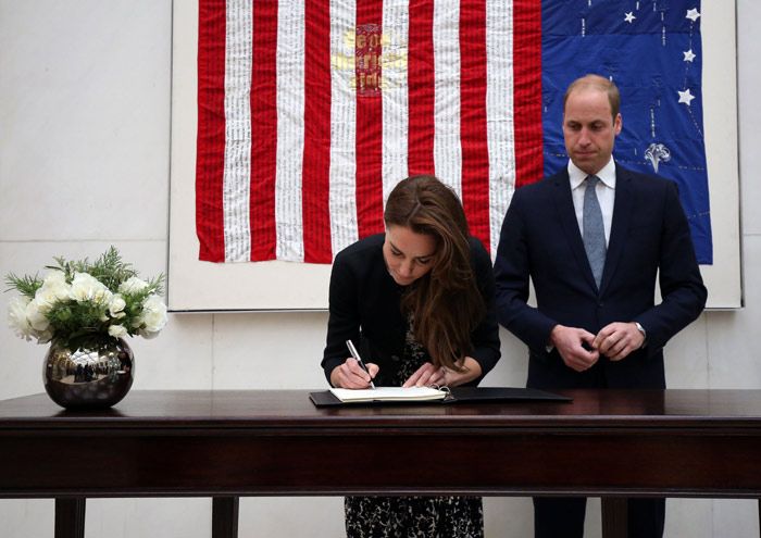 Los Duques de Cambridge han firmado en el libro de la embajada americana en Londres
