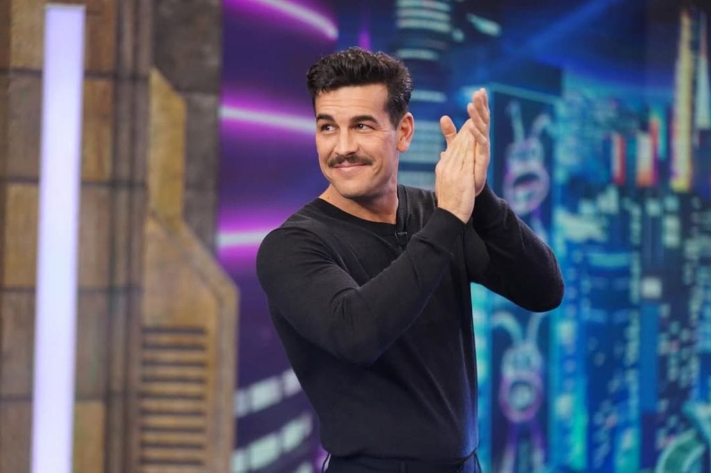 Mario Casas promociona su nueva película de época, 'El secreto del orfebre', en El Hormiguero 