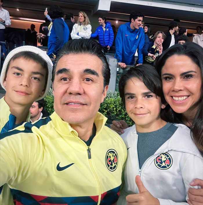 Paola Rojas, Adrián Uribe y sus hijos