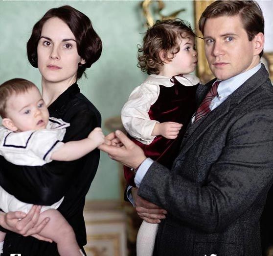 Michelle, Lady Mary en la serie de época, conoció a su futuro marido gracias a su compañero de reparto y cuñado en la ficción, Allen Leech, que interpreta a Tom Branson, en la imagen con ella (imagen del Facebook oficial de la serie) 