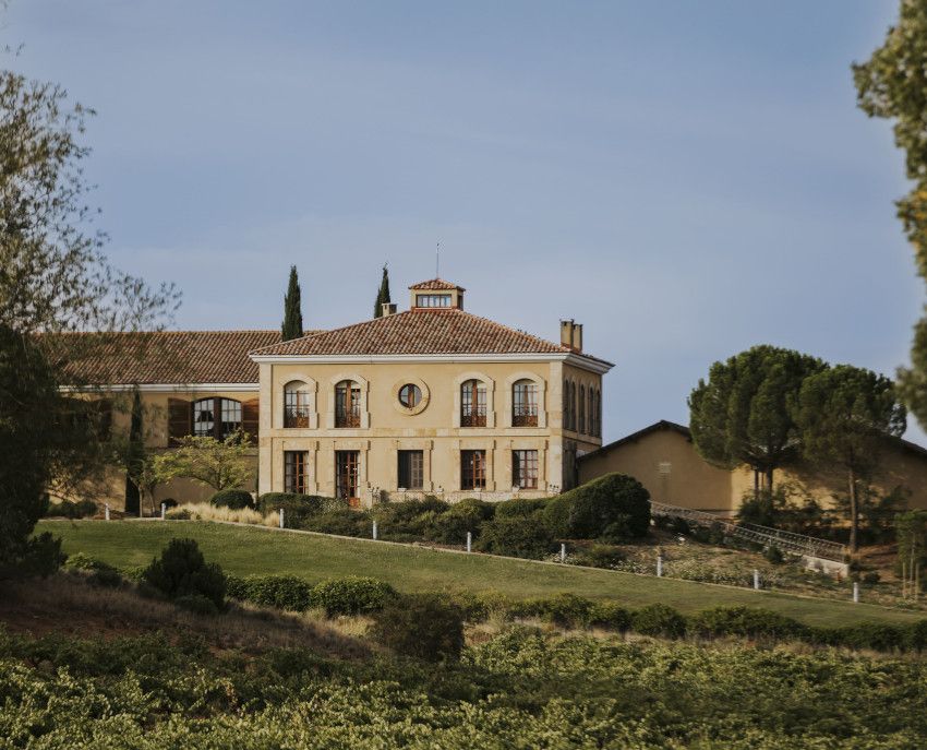 La elegante Casa de Bodegas Áster