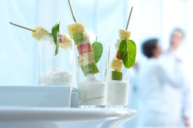 Brocheta de frutas con yogurt y coco rallado