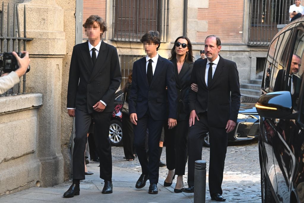 Bruno Gómez-Acebo y su mujer, Bárbara Cano, a su llegada a la Catedral Castrense para asistir al funeral por Juan Gómez-Acebo, a 08 de septiembre de 2024, en Madrid