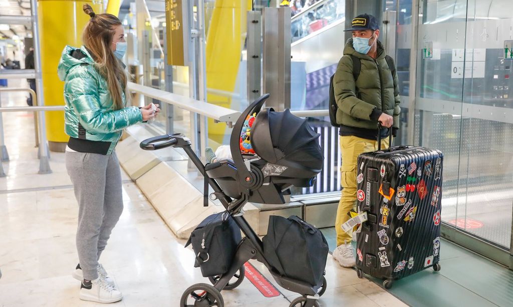 Fonsi Nieto y Marta Castro, con el pequeño Hugo.