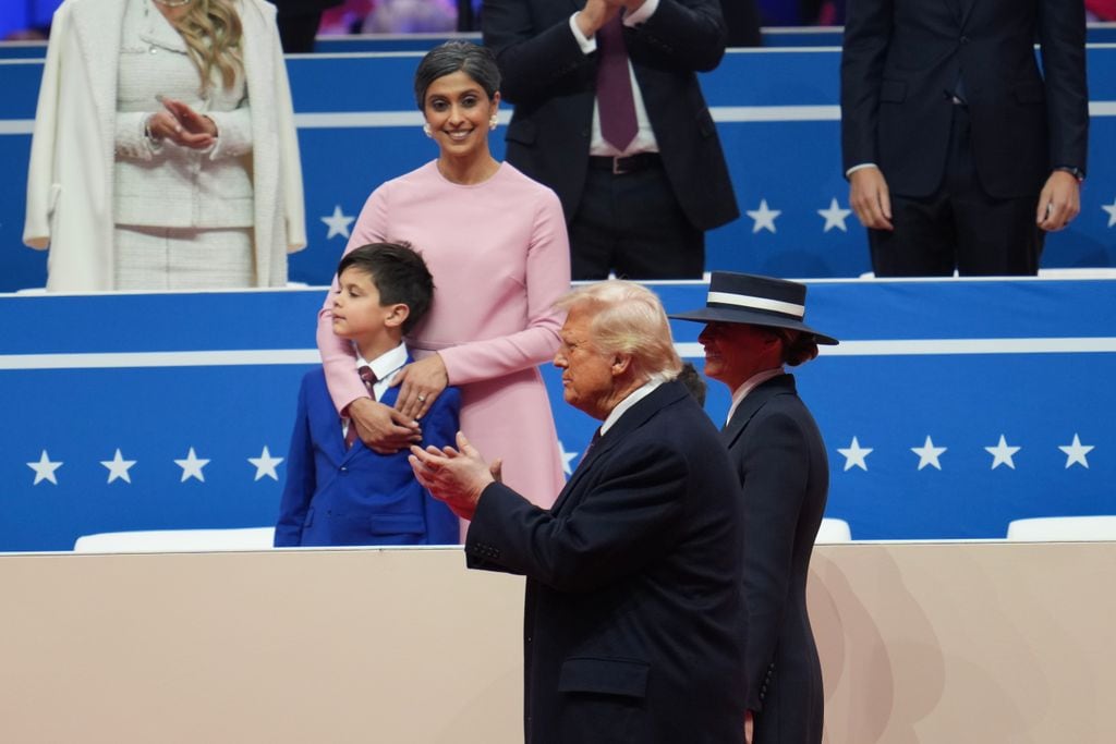 La impactante presencia de Usha, mujer del vicepresidente JD Vance, en la investidura: un look lleno de simbolismo y su hija en brazos