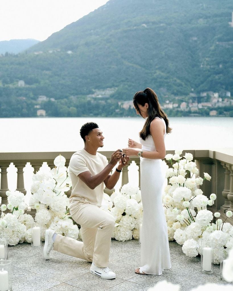 Ollie Watkins y Ellie Alderson se comprometen en el lago Como, julio 2024