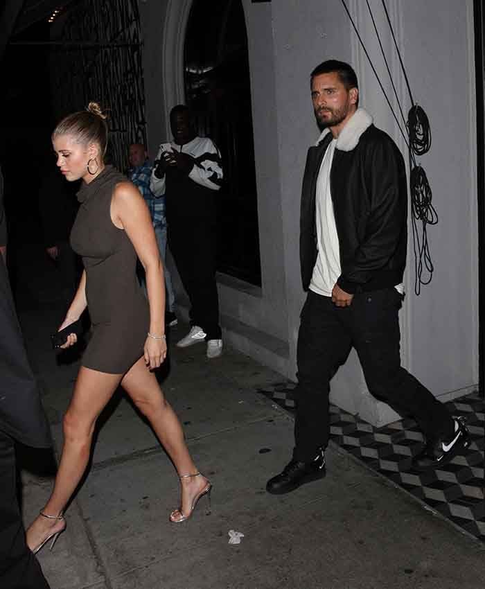 Scott Disick y Sofia Richie abandonando el restaurante en el que cenaron con Kourtney y Kim Kardashian