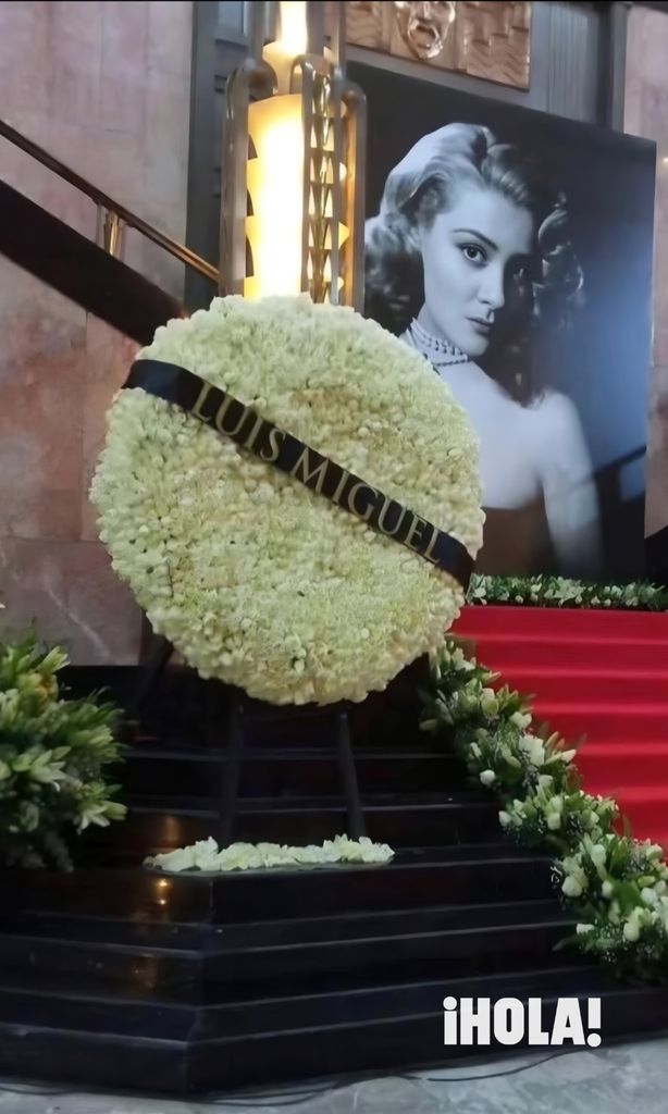 El arreglo floral enviado por Luis Miguel destaca en el vestíbulo principal de Bellas Artes