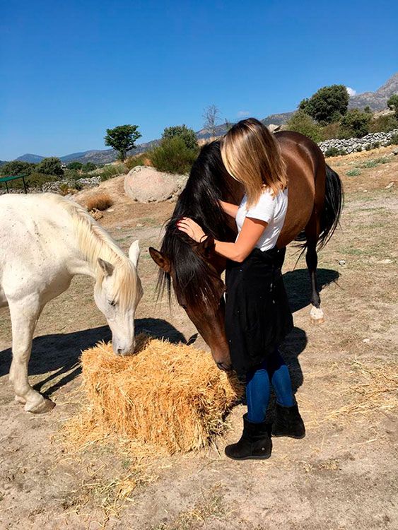 La coach Elena Mérida interactuando con caballos