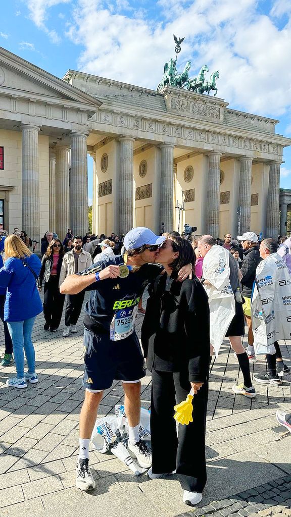 Tamara Falcó con Íñigo Onieva tras correr la maratón de Berlín, 29 de septiembre de 2024