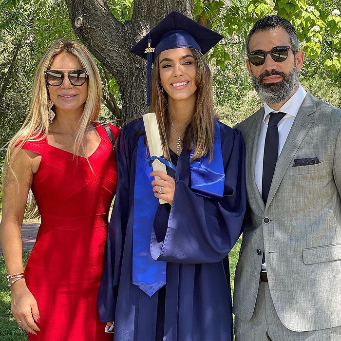 Fernando Sanz e Ingrid Asensio con su hija