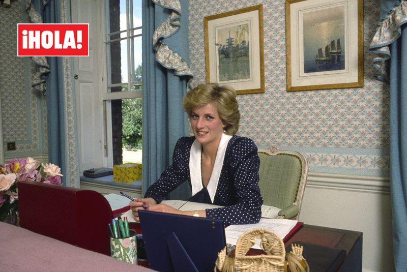 Lady Di en su escritorio