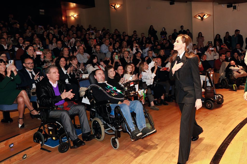 Letizia dando un discurso