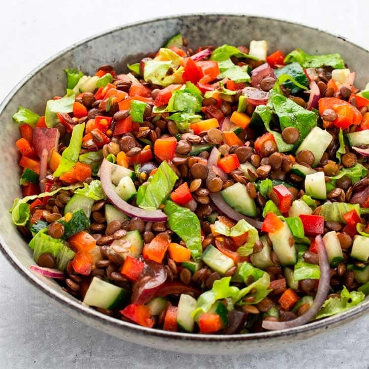 Ensalada de lentejas, pepino y pimiento