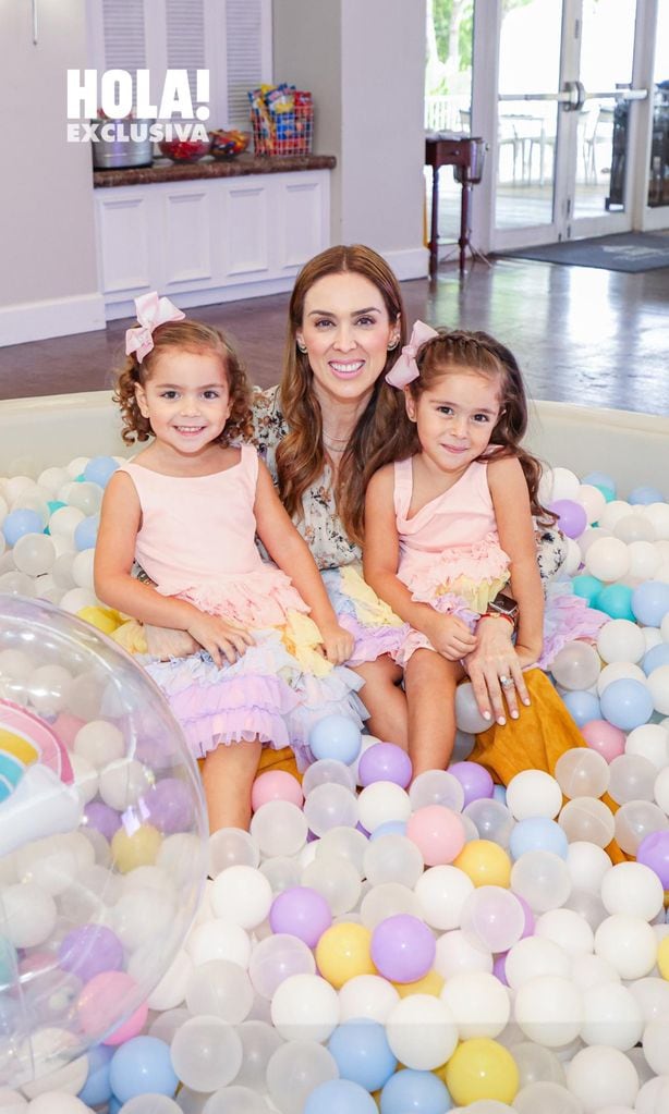 jacky bracamontes celebra el cuarto cumplea os de sus mellizas emilia y paula