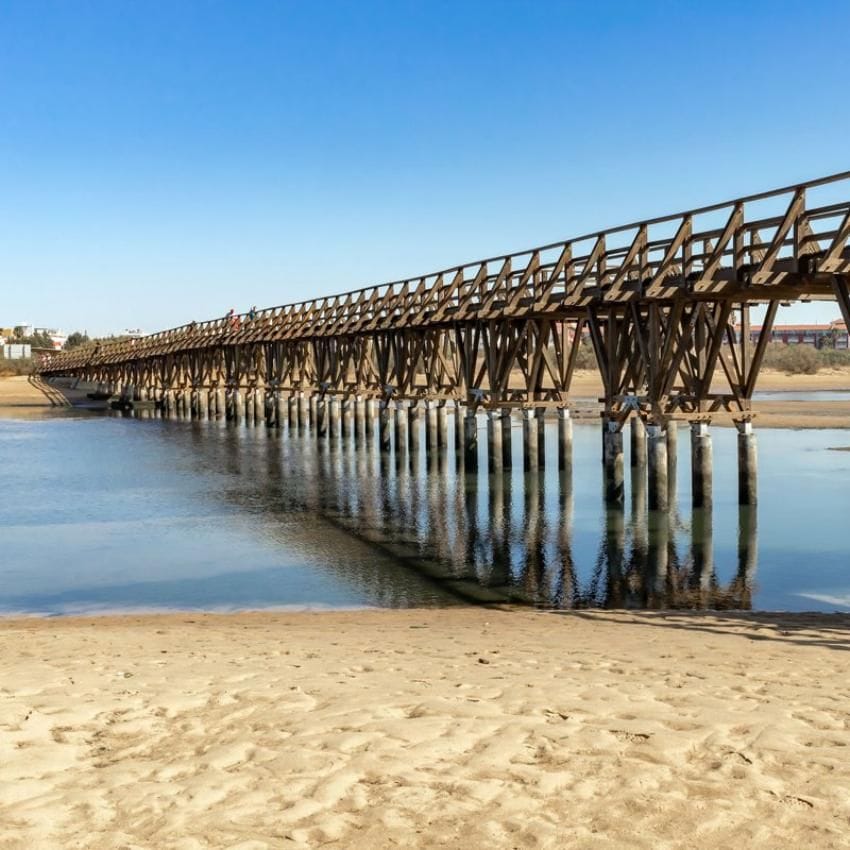 Puente de madera que cruza a la playa de las Gaviotas.