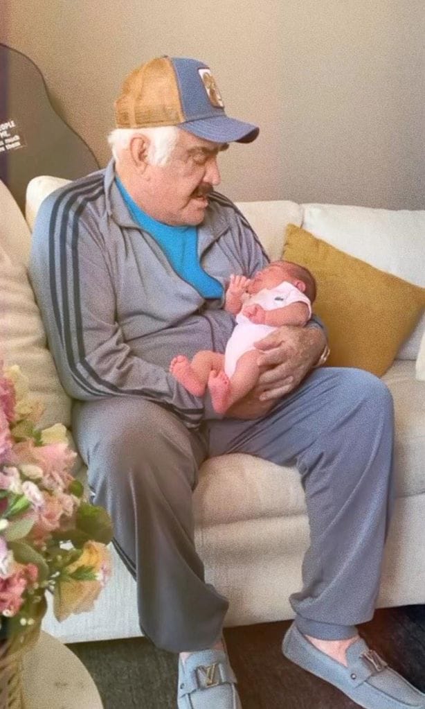 Vicente Fernández y su bisnieta, Cayetana