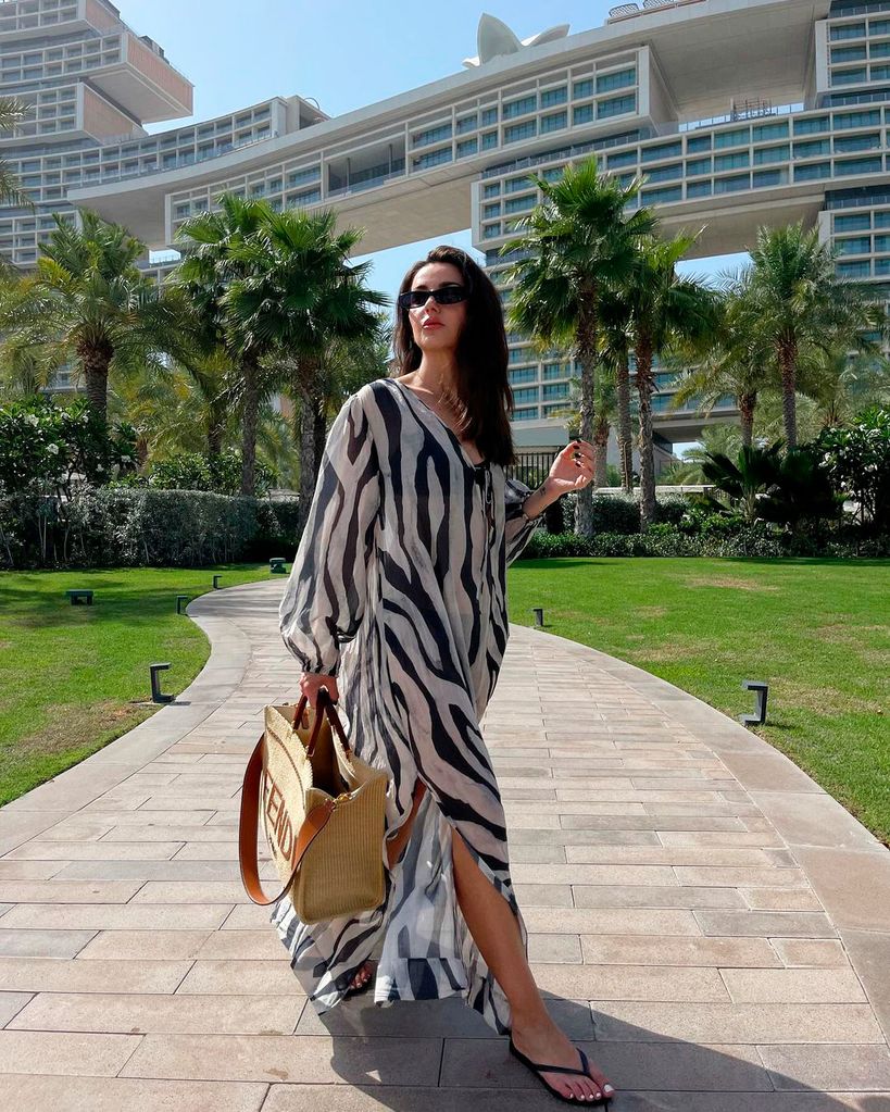 Alexandra Pereira en Dubái con vestido túnica
