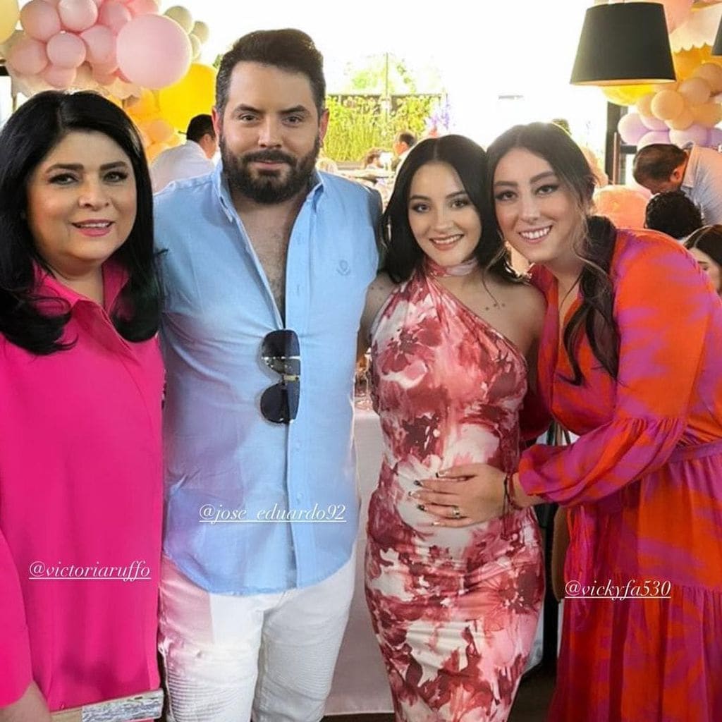 José Eduardo Derbez, Paola Dalay y Victoria Ruffo