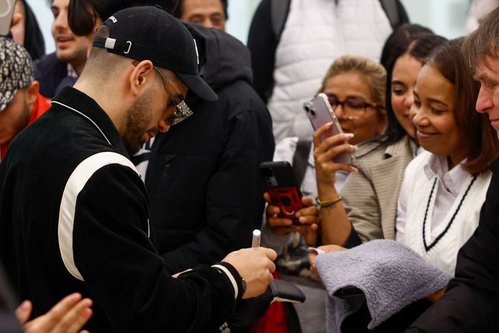 Ilia Topuria firmando autógrafos al llegar al aeropuerto