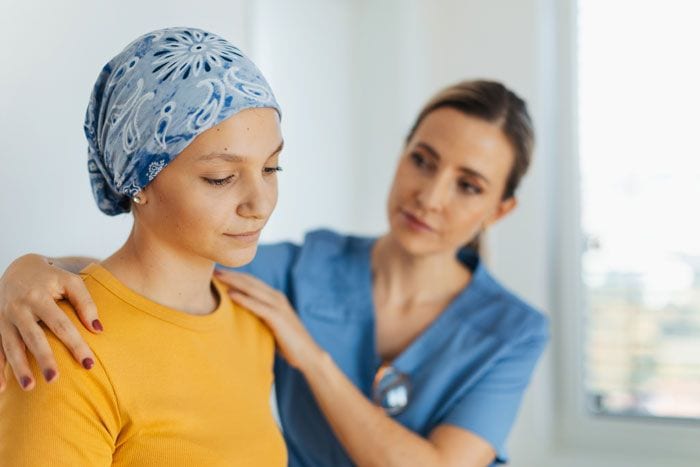 mujer con cáncer en el médico