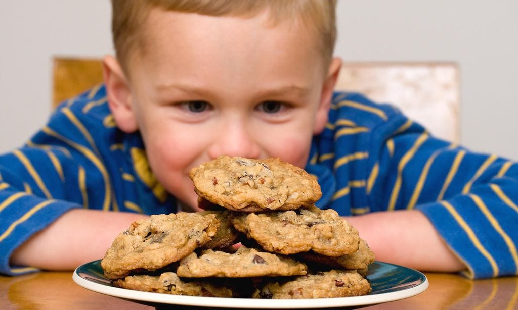 ni o frente a plato de galletas