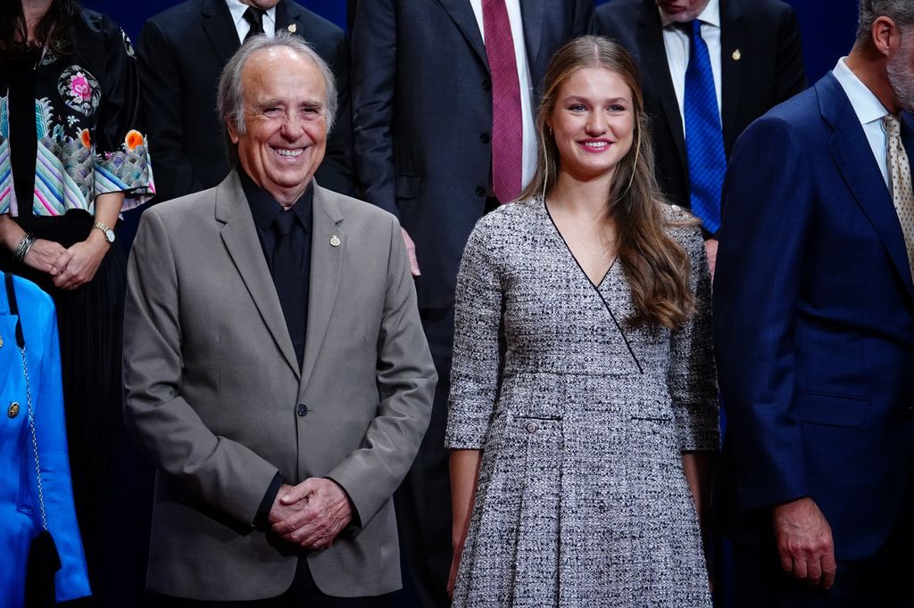 El cantautor Joan Manuel Serrat, premio Princesa de Asturias de las Artes 2024, y la princesa Leonor junto a otros galardonados con los Premios Princesa de Asturias 2024, en el Hotel La Reconquista (Oviedo)