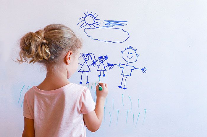 Niña pintando la pared