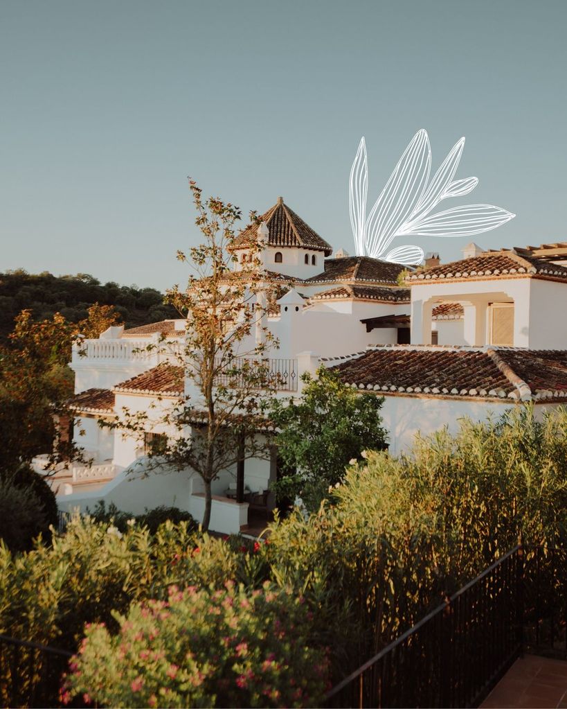 Escondido en la Sierra de Loja, este hotel fue concebido como un pequeño pueblo andaluz inspirado en el arte mudéjar.