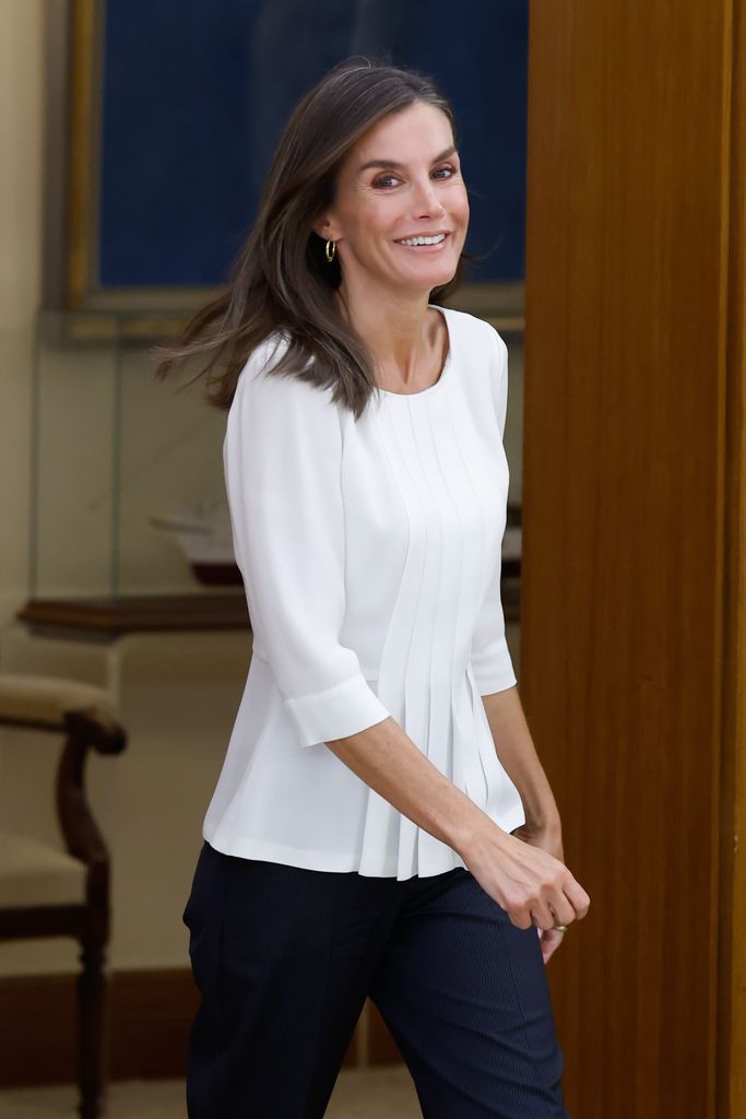 La reina Letizia en Zarzuela con una blusa blanca