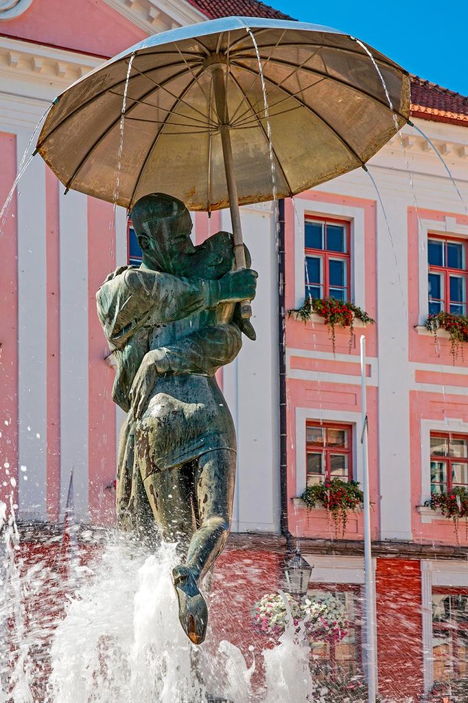 tartu estonia kissing students fjn92h