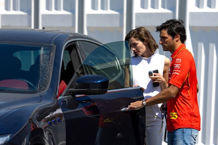 Carlos Sainz Jr. y Rebecca Donaldson en Baréin