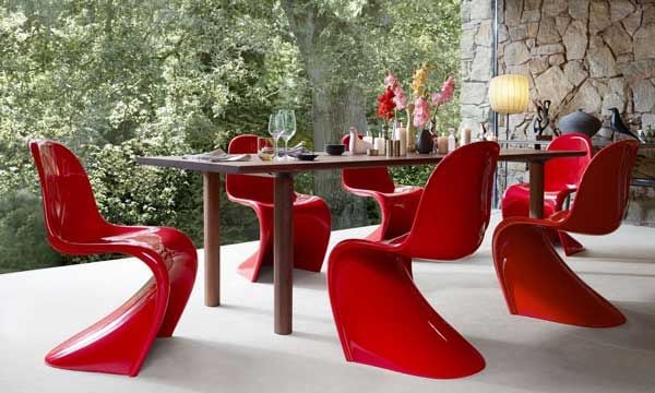 Hay pocas sillas tan fácilmente reconocibles y tan versátiles. La Panton es, sin duda, una de ellas. En rojo logran 'robar' todo el protagonismo al resto de elementos. En Vitra (vitra.com).
