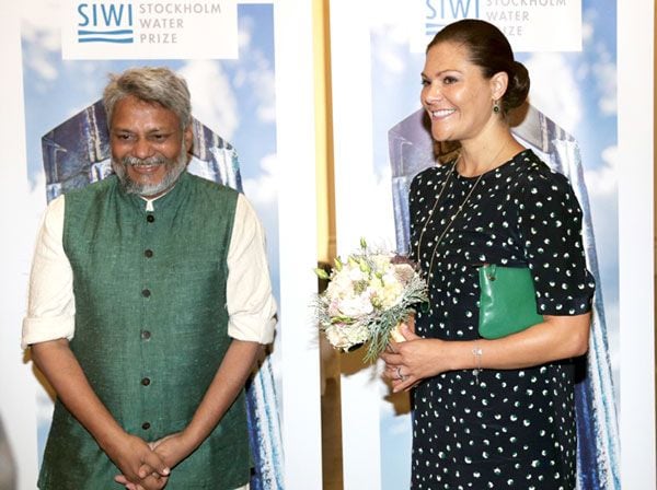 Este miércoles, la princesa Victoria asistió con su padre, el rey Carlos Gustavo, a un seminario en la capital sueca con Rajendra Singh, galardonado con el Premio Water Prize, y de nuevo lució un vestido suelto con estampado de lunares
