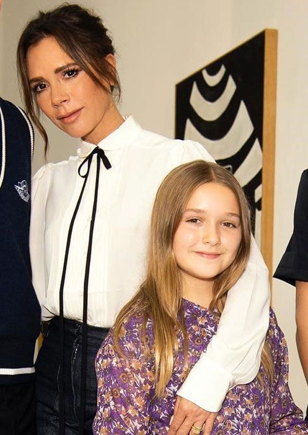 Victoria y Harper Beckham en un posado familiar