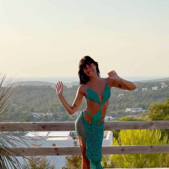 Aitana en Ibiza con vestido de red semitransparente