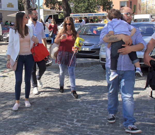 Kiko Rivera, con su hijo y acompañado de su novia y su prima, Anabel, el día de Lunes Santo.
