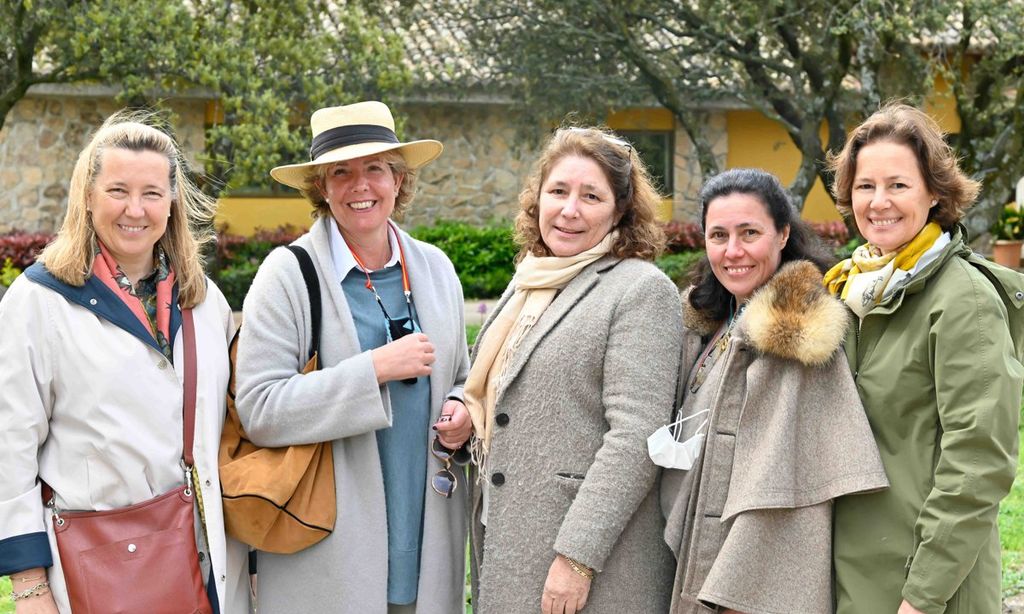 Cristina de Borbón, Simoneta Gómez-Acebo y tres hijas de Teresa de Borbón: Alicia, Delia y Beatriz.