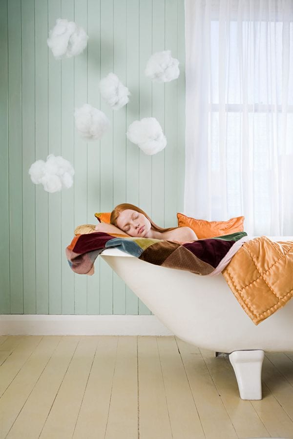 Mujer durmiendo en la bañera