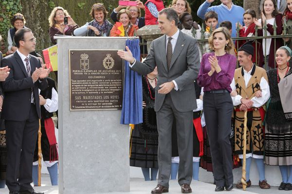 La placa conmemorativa ha sido descubierta por los Reyes sobre las 13:15 horas entre el sonido de las gaitas. Inmeditamante después, don Felipe ha pronunciado su discurso
