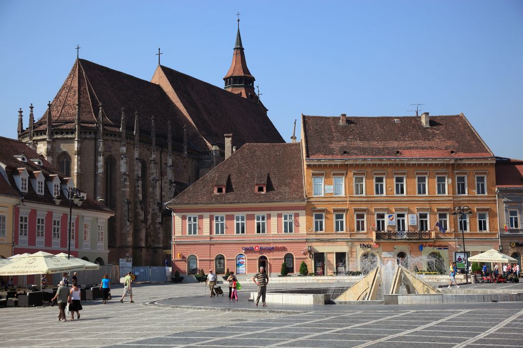 La antigua plaza de Brasov, en Transilvania, en Rumania